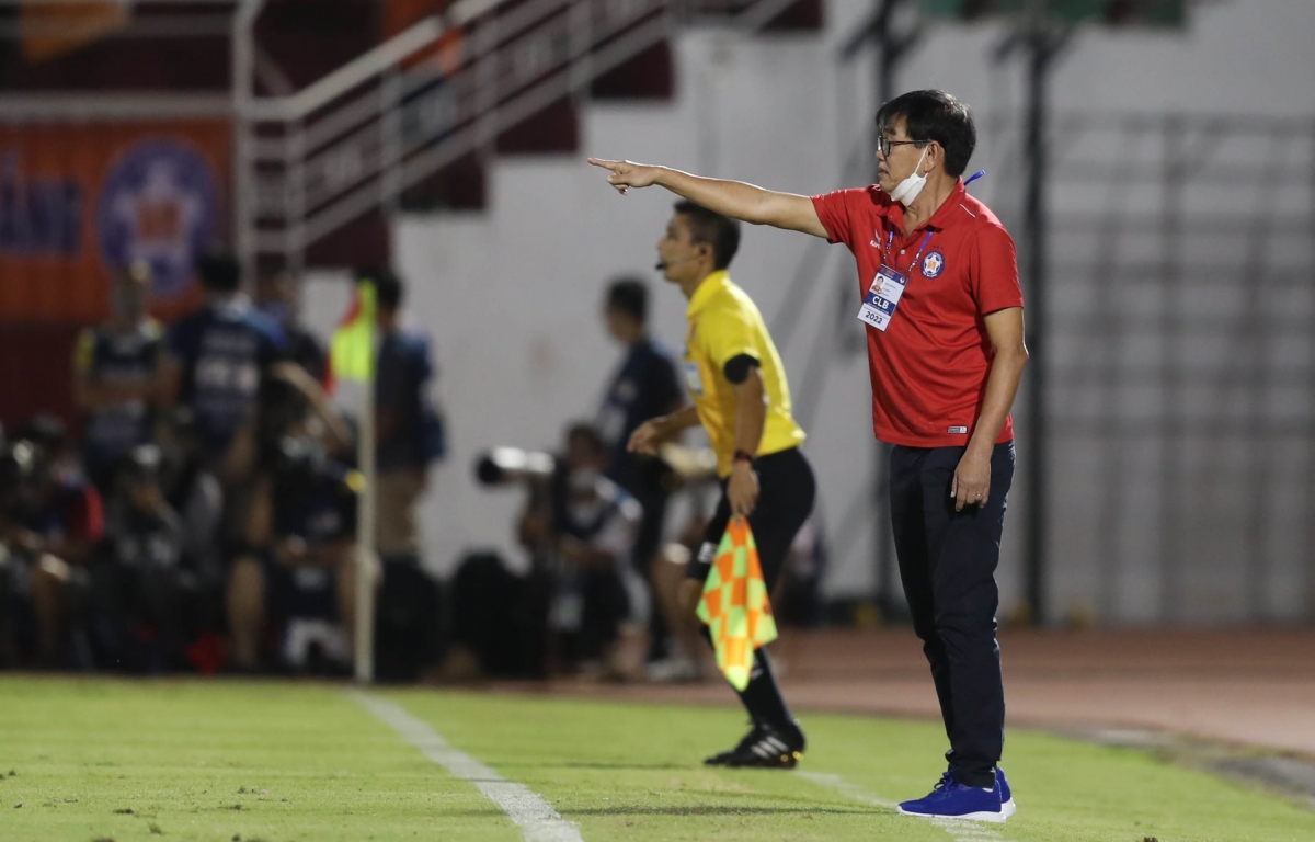 HLV Phan Thanh Hùng trong trận hòa 2-2 với Sài Gòn FC (Ảnh: CLB SHB Đà Nẵng)
