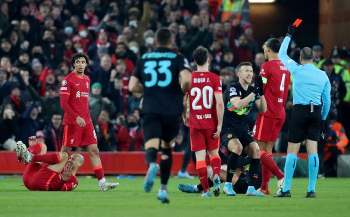 Alexis Sanchez nhận tấm thẻ đỏ tai hại trong thời điểm mà Inter đang chơi thăng hoa (Ảnh: Internet)