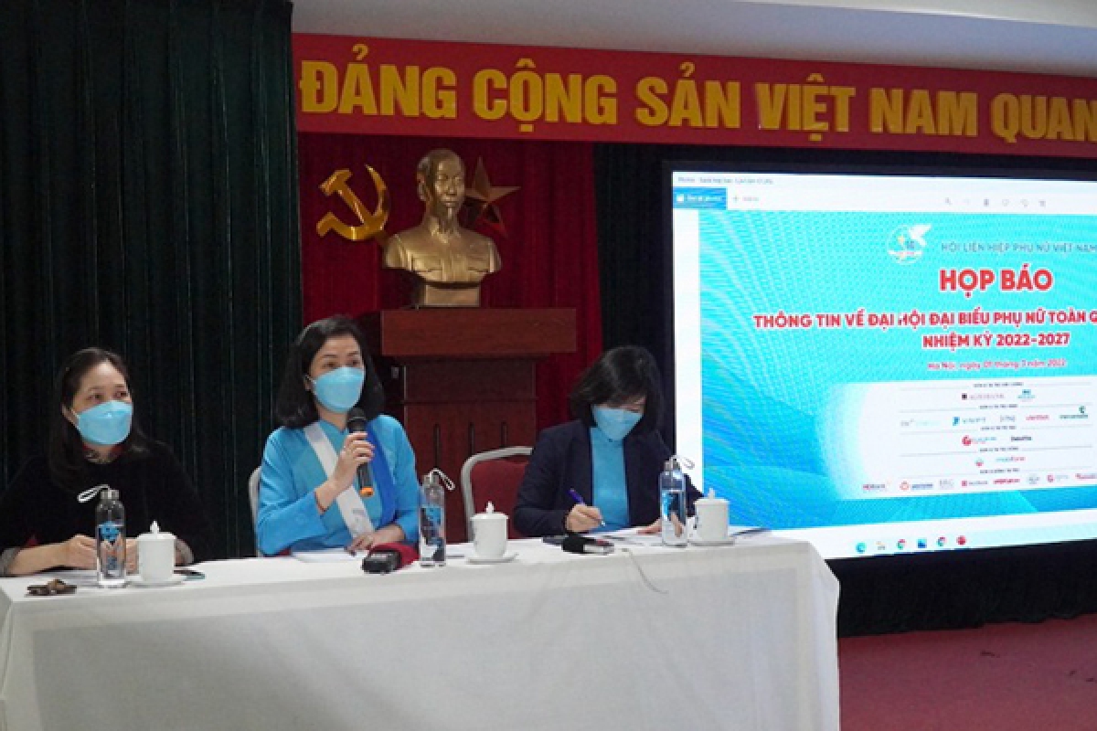Bà Nguyễn Thị Minh Hương, Phó Chủ tịch Hội Liên hiệp Phụ nữ Việt Nam (giữa) phát biểu tại họp báo