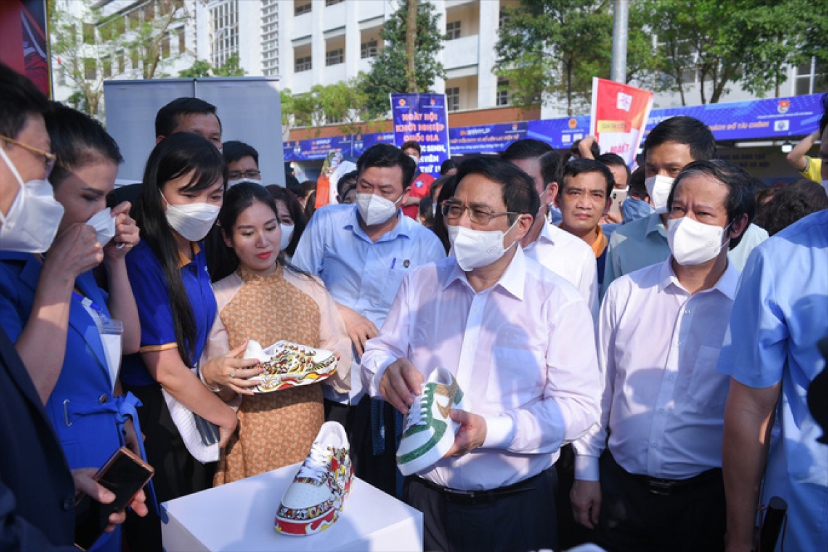 Thủ tướng Phạm Minh Chính tham quan các dự án khởi nghiệp của học sinh - sinh viên