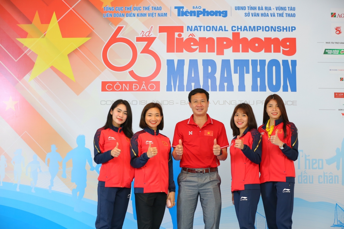 Các thành viên đội tuyển điền kinh quốc gia tham dự Tiền Phong Marathon 2022