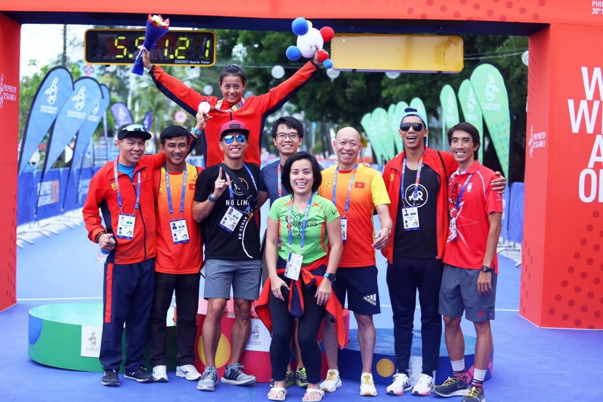 Lãnh đội Dương Đức Thủy (thứ 3 từ phải sang) và đội tuyển Triathlon Việt Nam dự SEA Games 2019 (Ảnh: NVCC)