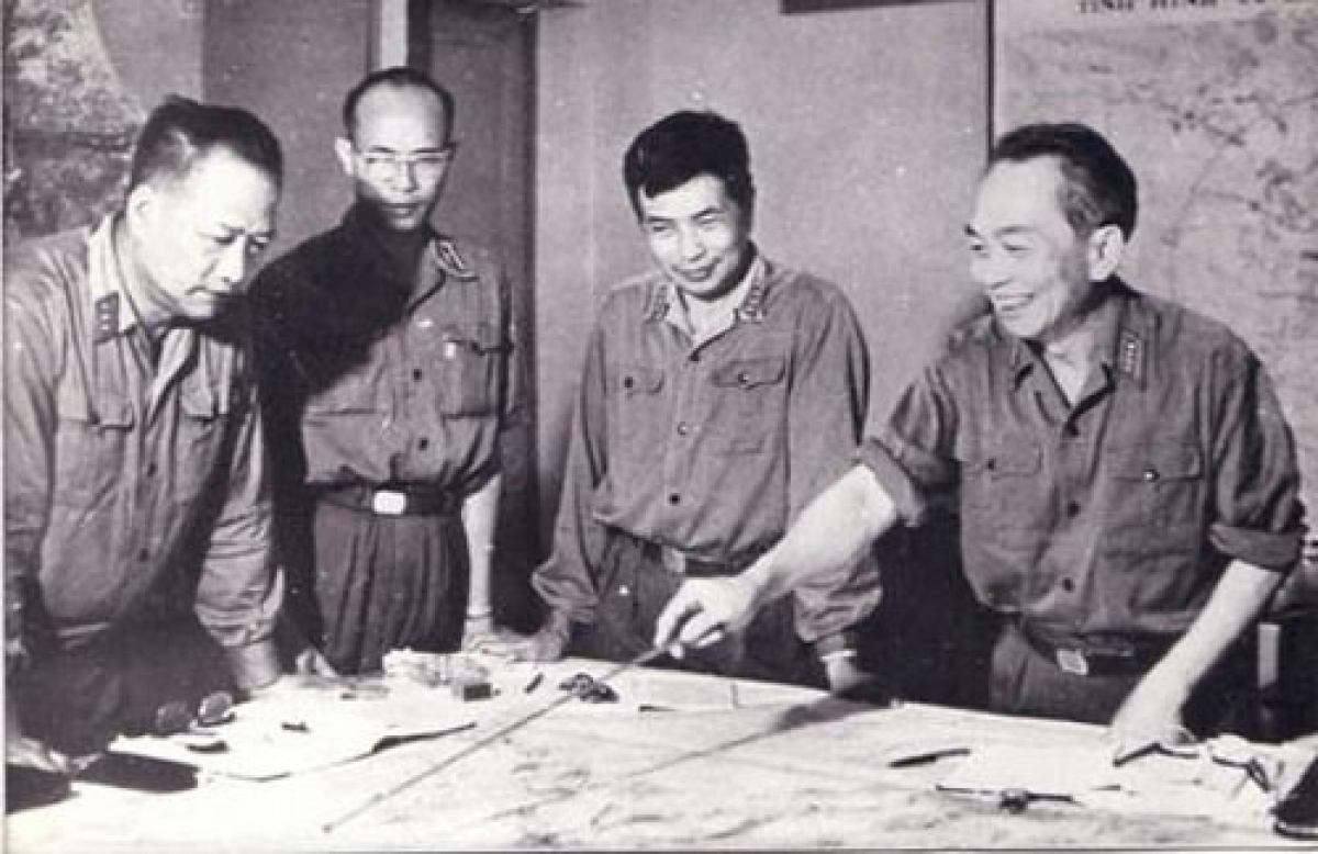 Từ phải sang: Đại tướng Võ Nguyên Giáp, Thượng tướng Song Hào, Thiếu tướng Vũ Xuân Chiêm, Thượng tướng Hoàng Văn Thái chỉ đạo và theo dõi tác chiến trong cuộc Tổng tiến công và nổi dậy mùa xuân 1975 (Ảnh tư liệu)