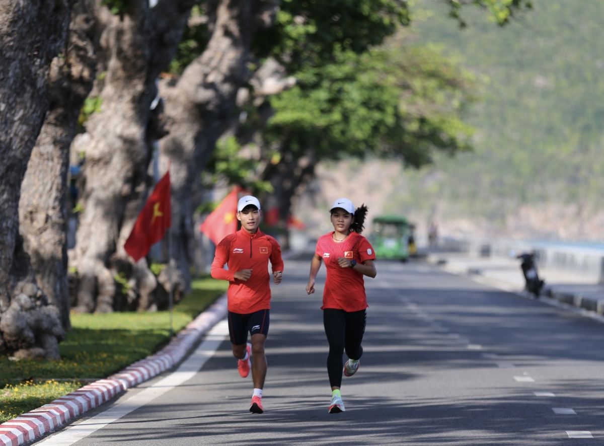 Các VĐV trên cung đường chạy Giải vô địch quốc gia marathon và cự ly dài báo Tiền Phong 2022