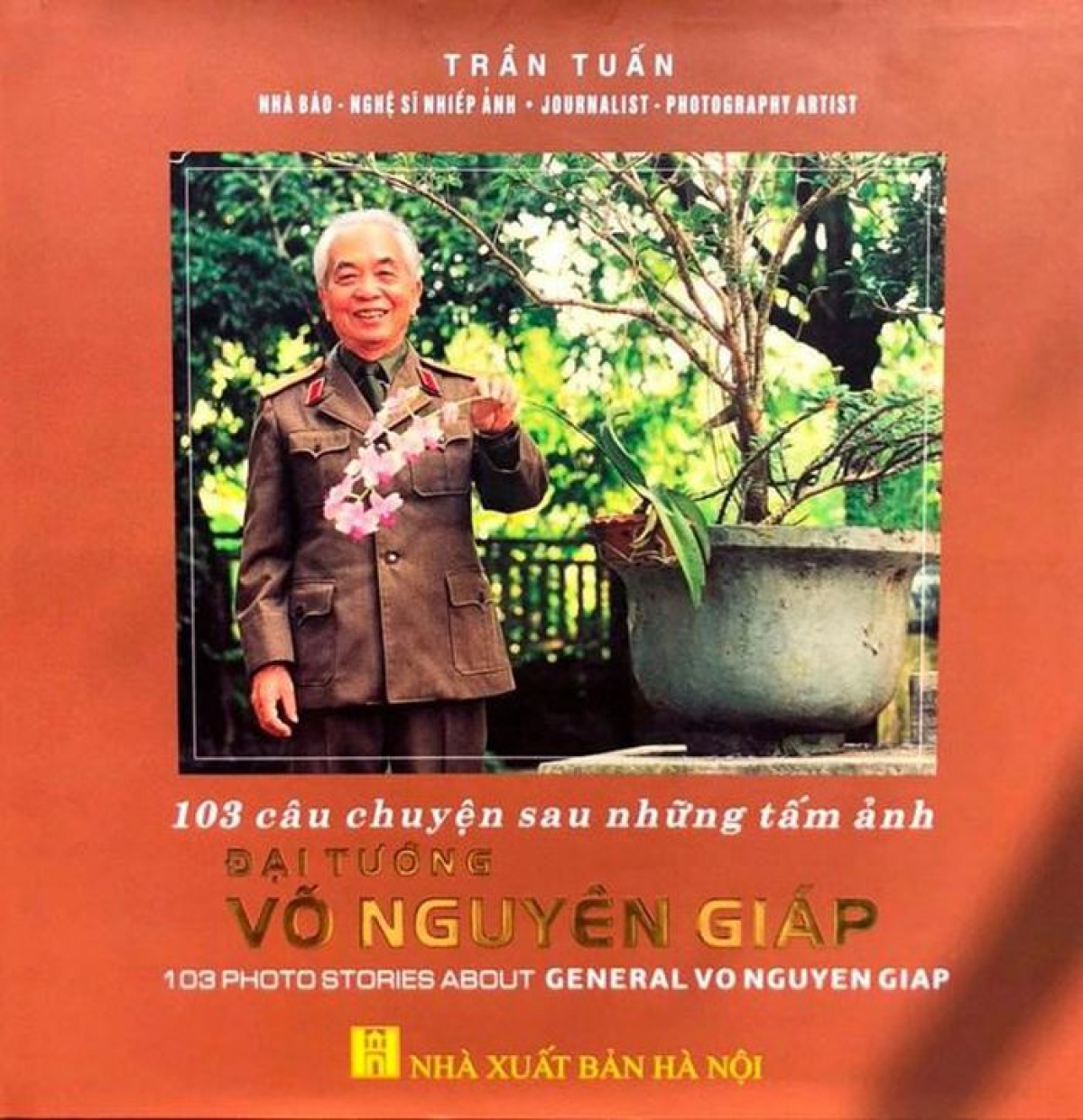 Sách ảnh '103 câu chuyện sau những tấm ảnh Đại tướng Võ Nguyên Giáp' của tác giả Trần Văn Tuấn, Chi hội Thông tấn xã, giải B
