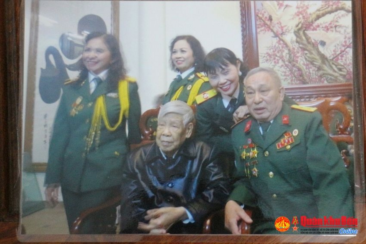 Cựu chiến binh Trung đoàn 9 đến thăm đồng chí Lê Khả Phiêu.