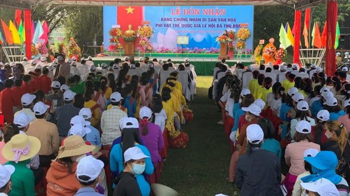 Quang cảnh buổi lễ đón nhận Bằng chứng nhận di sản văn hoá phi vật thể quốc gia Lễ hội Bà Thu Bồn