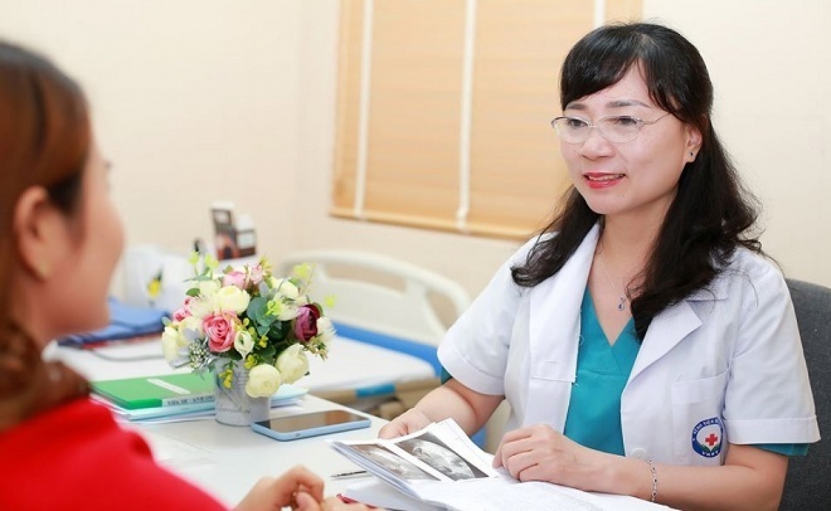 Bác sĩ Nguyễn Thị Nhã tư vấn cho bệnh nhân vô sinh, hiếm muộn