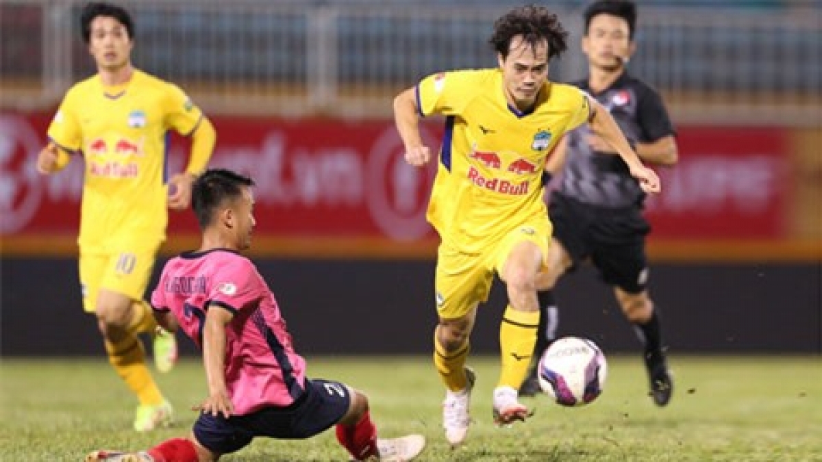 CLB Hoàng Anh Gia Lai (áo vàng) đang gặp khó khăn khi chỉ có 2 điểm sau 3 trận