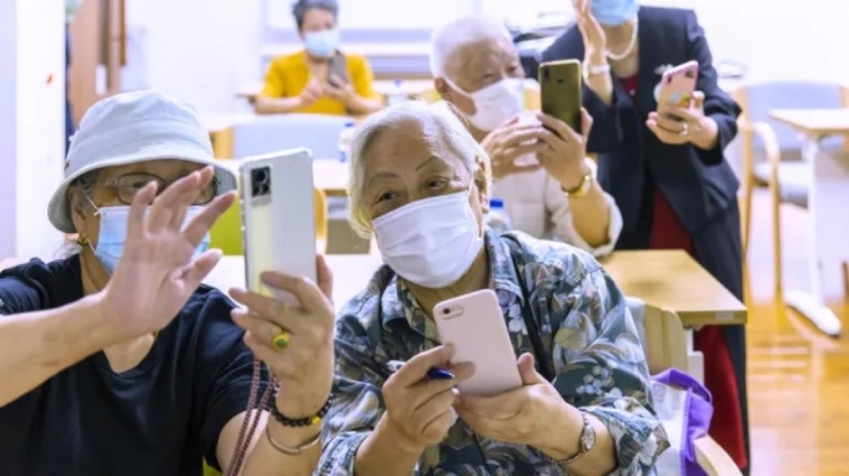 Người cao tuổi học cách dùng smartphone tại một trung tâm ở Thượng Hải năm 2021.
Ảnh: Nikkei Asia