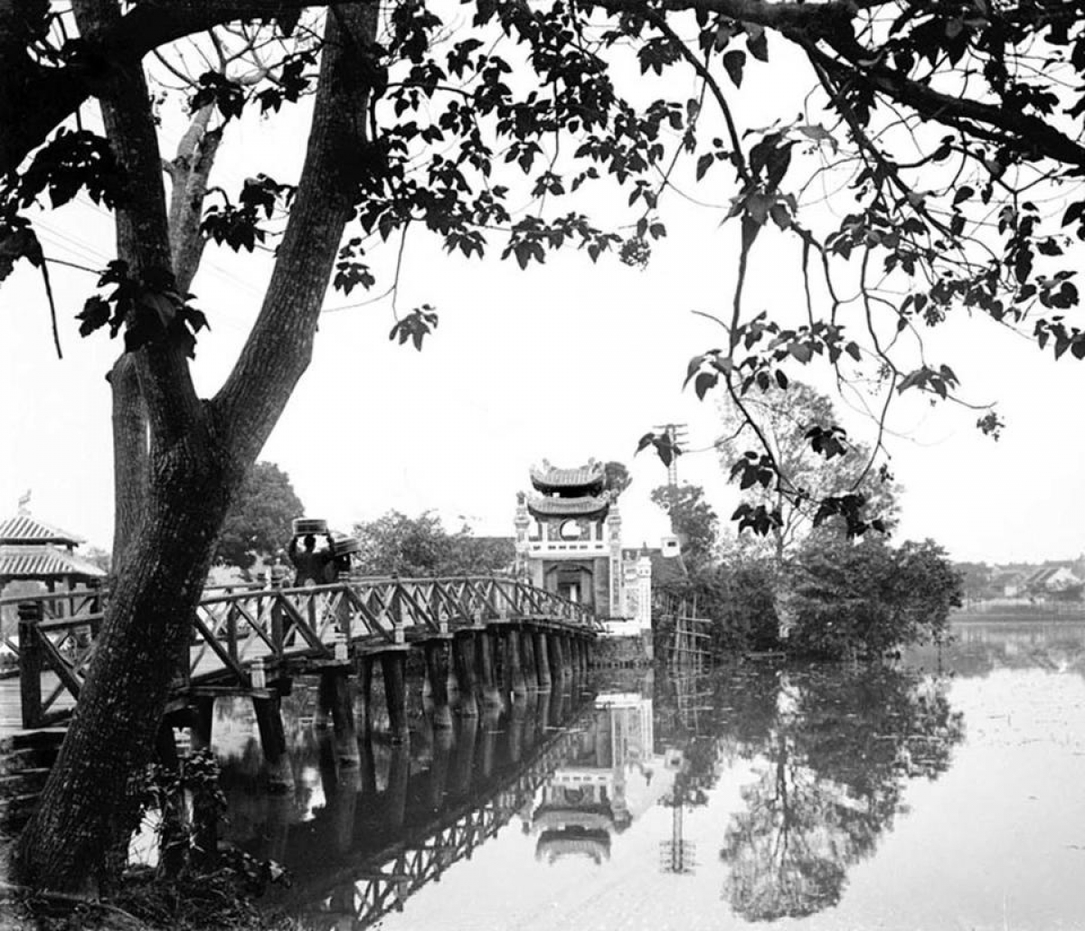 Khung cảnh Hồ Gươm nhìn từ đầu cầu Thê Húc.