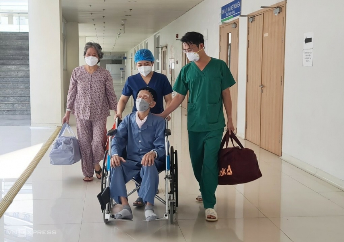 Những bệnh nhân cuối cùng rời bệnh viện Hồi sức Covid-19, ngày 19/3. Ảnh: Lê Phương
