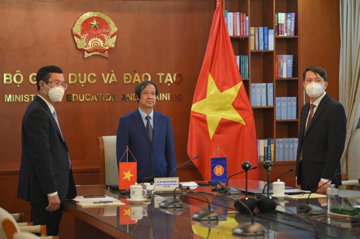 Bộ trưởng Bộ GD-ĐT Việt Nam Nguyễn Kim Sơn và lãnh đạo Bộ GD-ĐT tại lễ tiếp nhận vai trò Chủ tịch kênh Giáo dục ASEAN nhiệm kỳ 2022-2023 được tổ chức theo hình thức trực tuyến. (Ảnh: Bộ GD-ĐT)