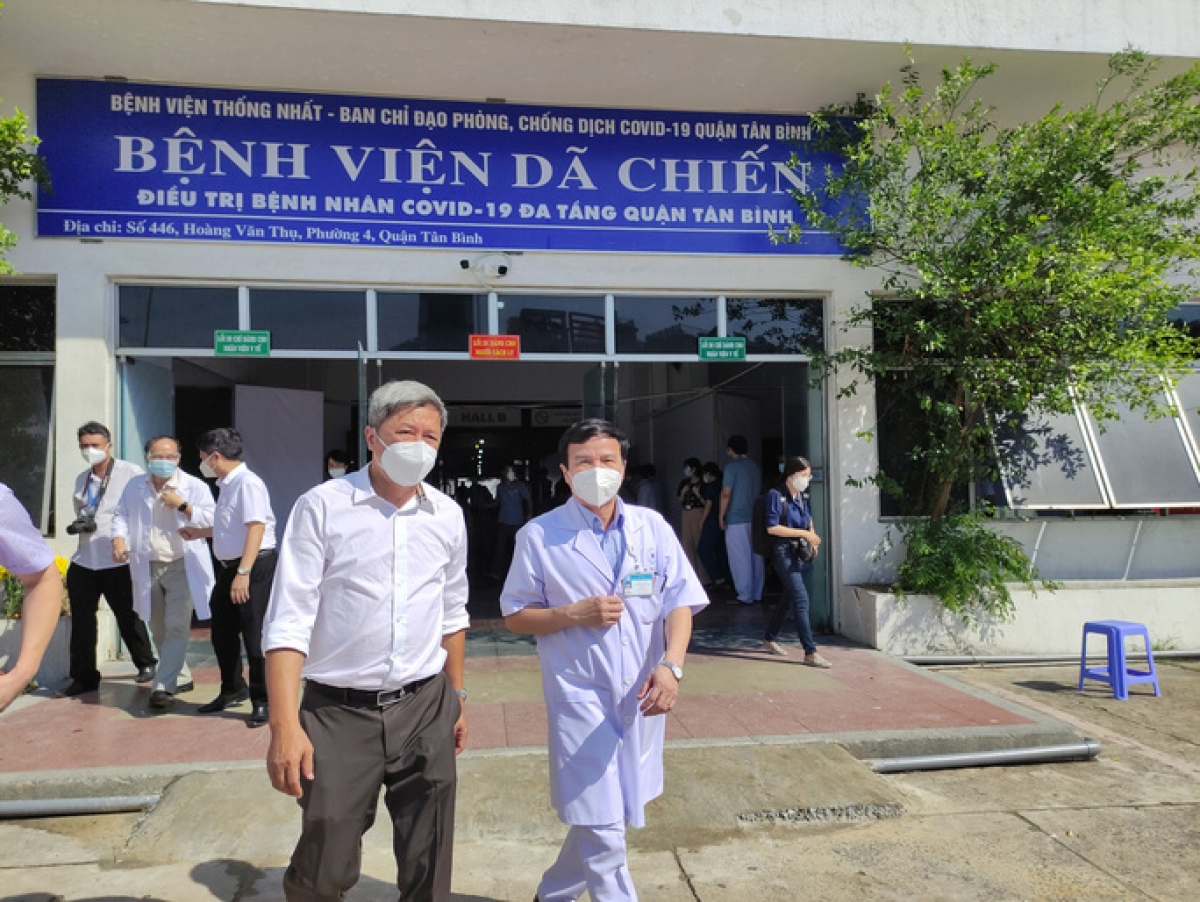 Thứ trưởng Bộ Y tế Nguyễn Trường Sơn và PGS-TS Lê Đình Thanh tại BV Dã chiến Tân Bình