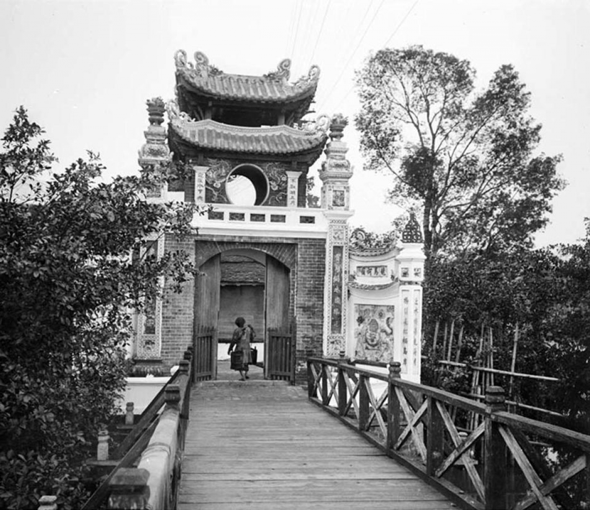 Cổng Đắc Nguyệt Lâu của đền Ngọc Sơn.