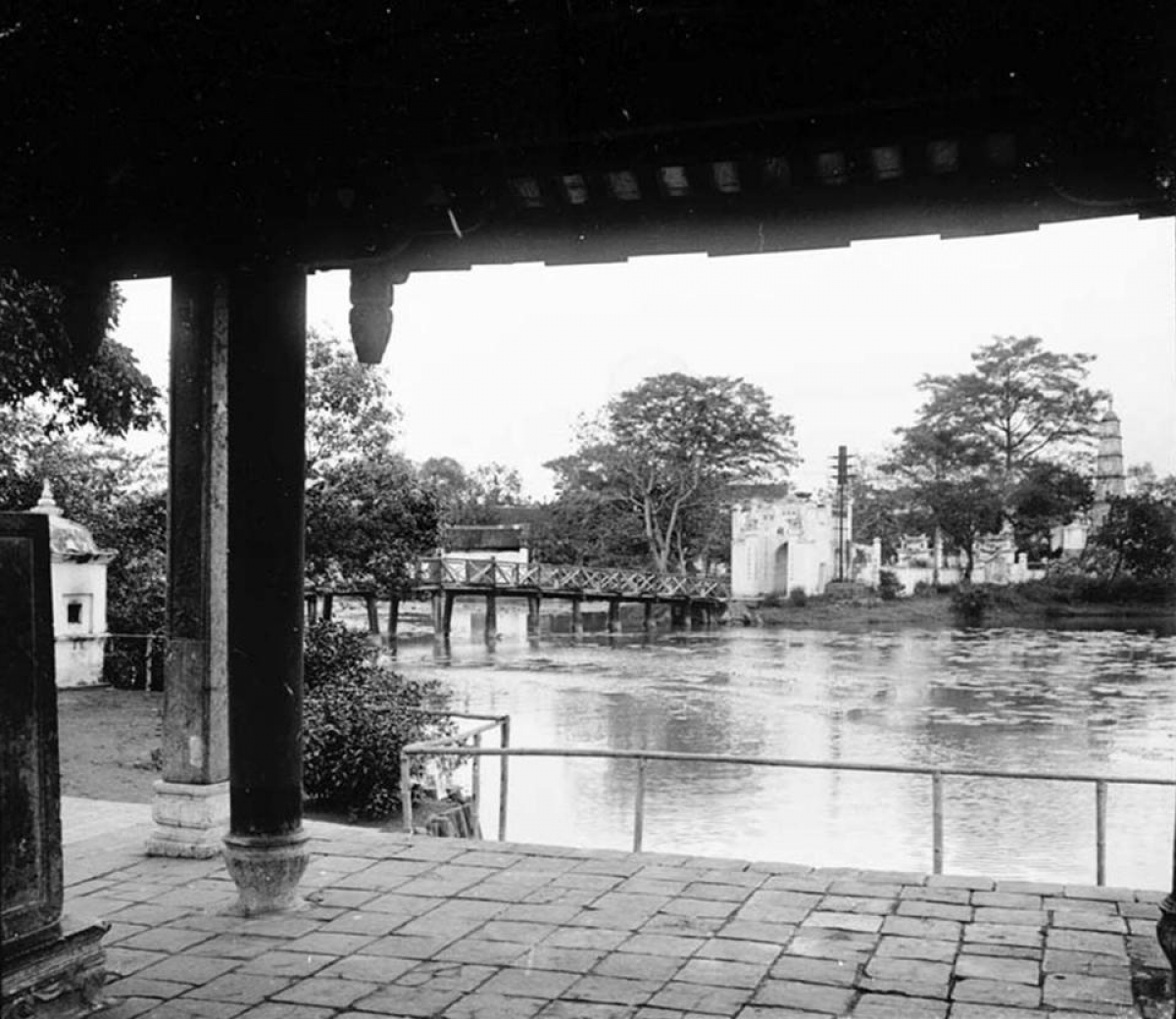 Từ trong sân đền Ngọc Sơn nhìn về phía cầu Thê Húc và Đài Nghiên - Tháp Bút.