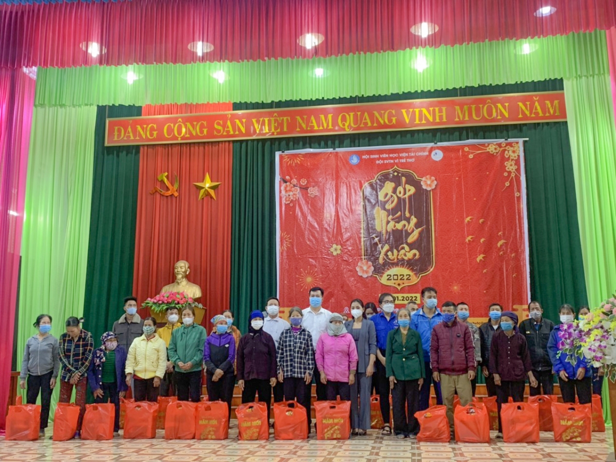 Trao quà cho các gia đình khó khăn tại huyện Lạng Giang, tỉnh Bắc Giang