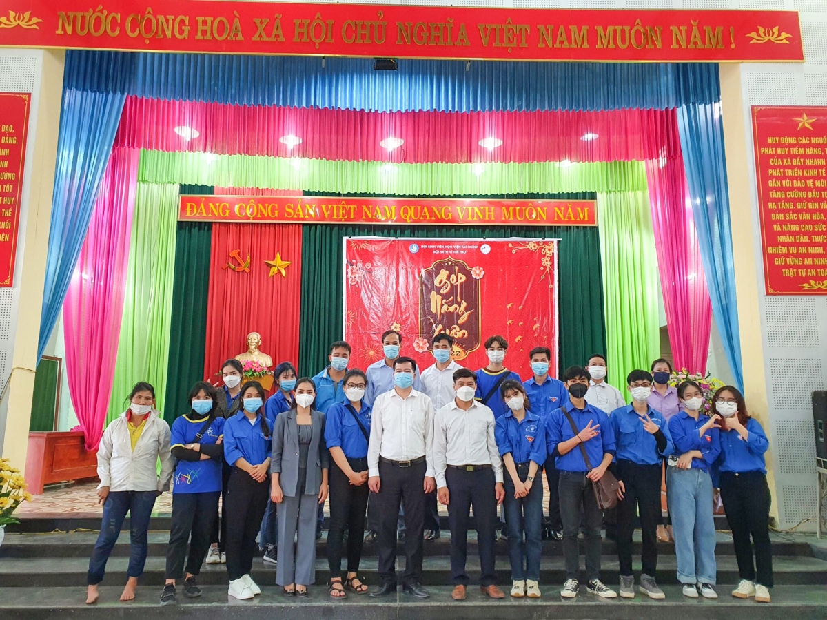 Các thành viên của Đội trong chuyến đi tình nguyện tại tỉnh Bắc Giang