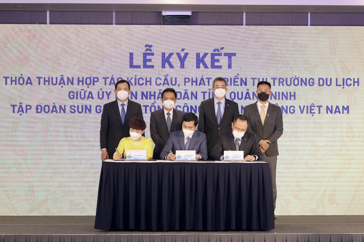 Lễ ký kết giữa UBND tỉnh Quảng Ninh với Tập đoàn Sun Group và Vietnam Airlines.
 