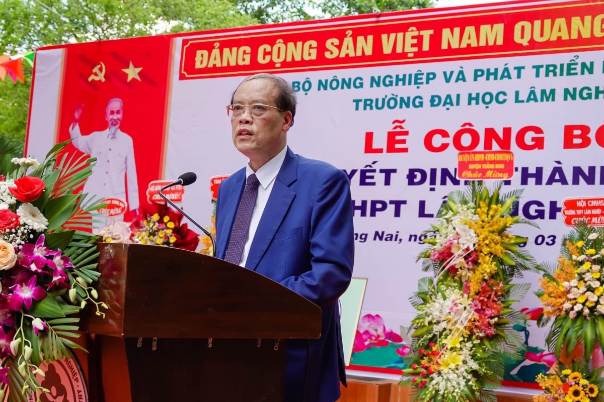 GS.TS Trần Văn Chứ - Hiệu trưởng trường ĐH Lâm Nghiệp phát biểu tại buổi Lễ 