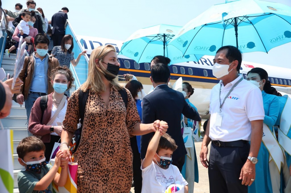 Những du khách trên chuyến bay quốc tế đầu tiên tới Đà Nẵng sau 2 năm ảnh hưởng bởi dịch Covid-19