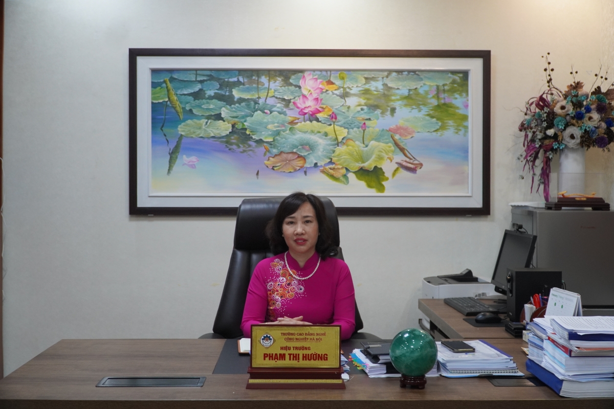 Bà Phạm Thị Hường, Hiệu trưởng trường Cao đẳng nghề Công nghiệp Hà Nội, đơn vị trực tiếp triển khai dự án " Tự tin lập nghiệp"