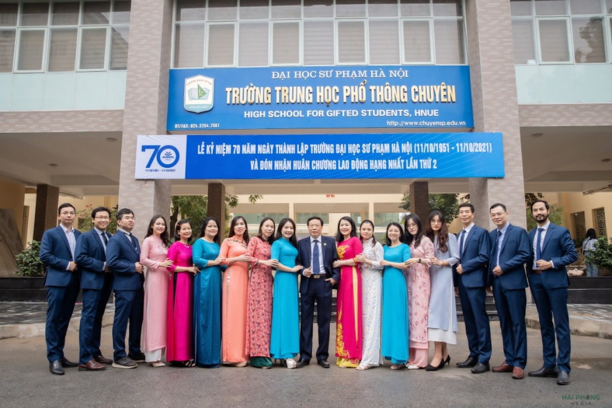 BGH cùng đội ngũ giáo viên trường THPT Chuyên Sư phạm Hà Nội