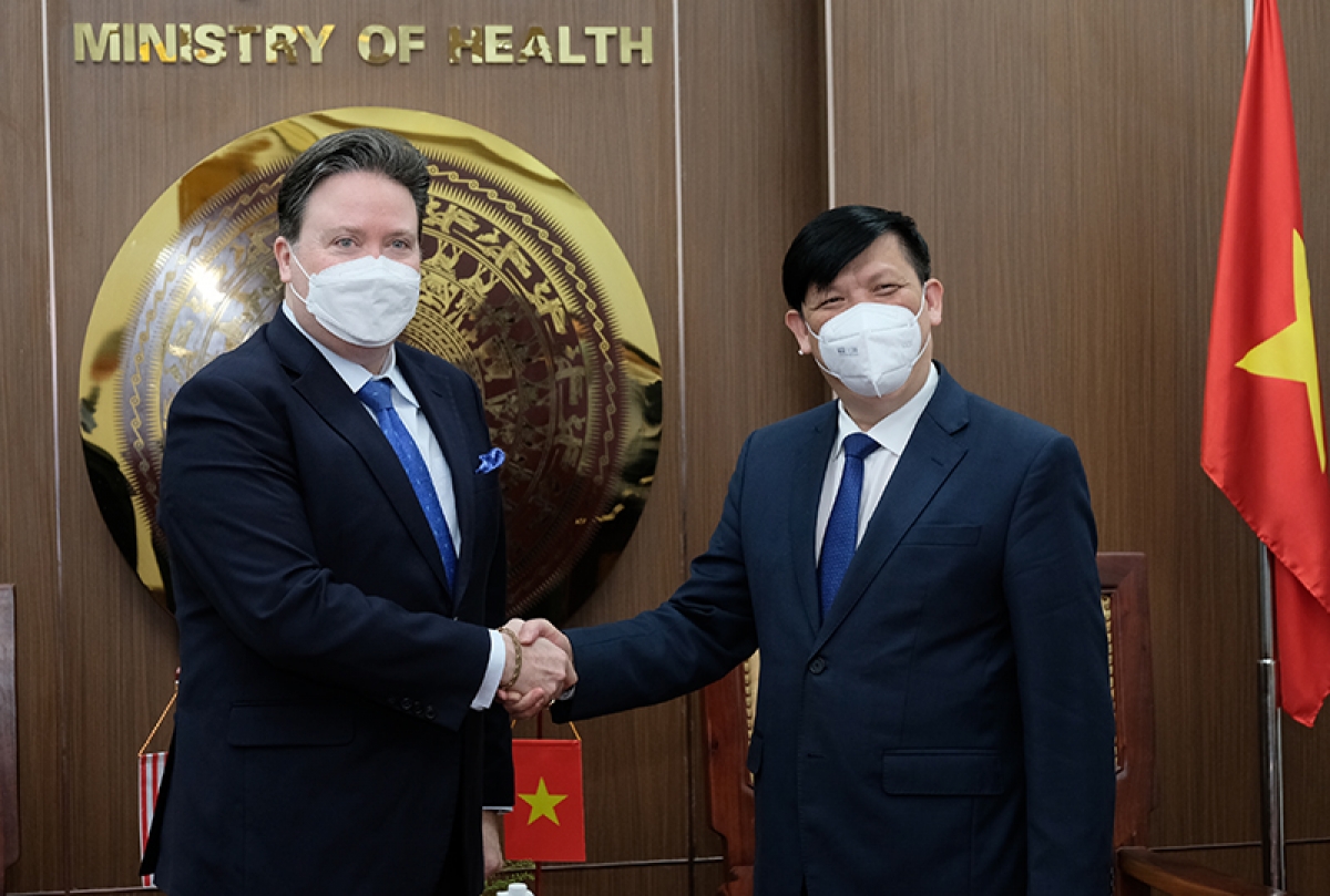 Bộ trưởng Bộ Y tế Nguyễn Thanh Long và Đại sứ Hoa Kỳ tại Việt Nam Marc E. Knapper 