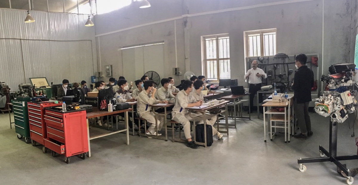 Chuyên gia CHLB Đức hướng dẫn đào tạo nghề theo tiêu chuẩn Quốc tế tại trường Cao đẳng nghề Công nghiệp Hà Nội. 