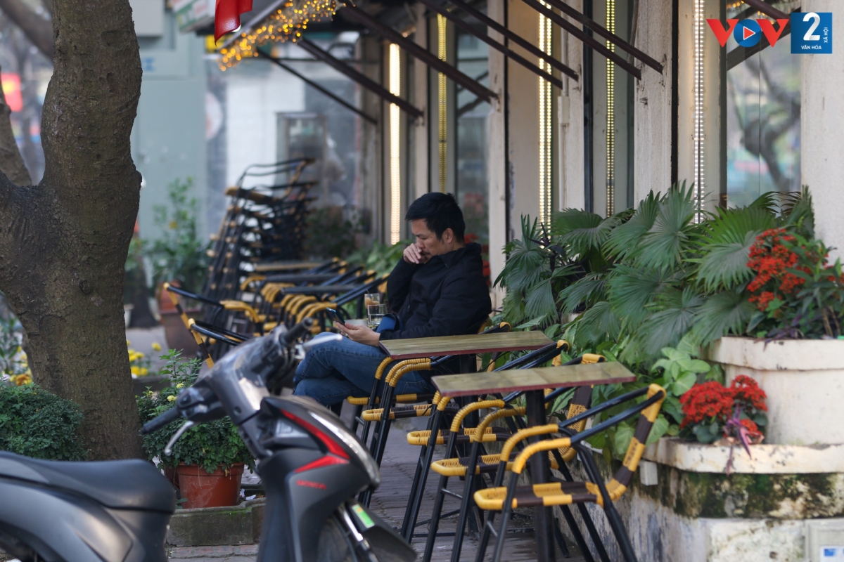 Nếu trước đây quán cà phê nằm trên phố Trần Huy Liệu (quận Ba Đình) này đông nghịt khách thì nay chỉ lác đác vài người.