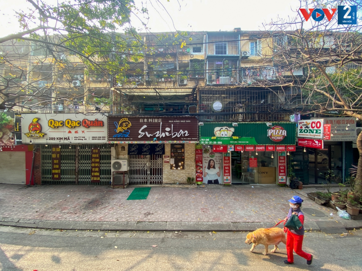 Tổ hợp nhà hàng trên tuyến phố Kim Mã đóng cửa im lìm.