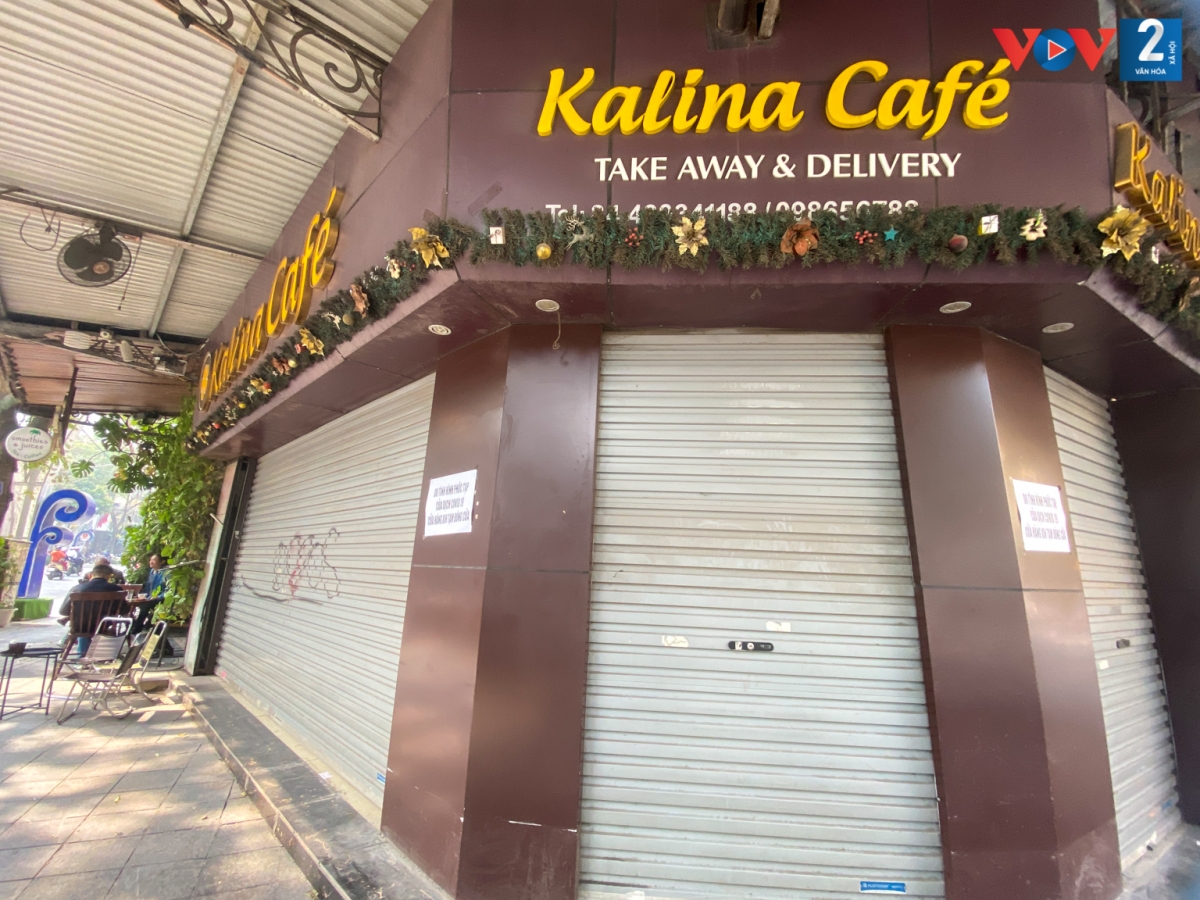 Một quán cà phê tại ngã tư Tràng Thi – Bà Triệu (quận Hoàn Kiếm) tạm ngừng kinh doanh để phòng dịch.