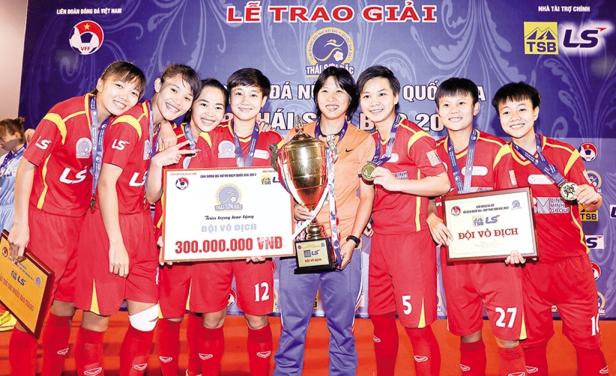 Dẫn dắt câu lạc bộ TPHCM từ năm 2015, huấn luyện viên Kim Chi đã giành 6 chức vô địch quốc gia, 2 cúp Quốc gia, một huy chương vàng Đại hội Thể dục thể thao toàn quốc.