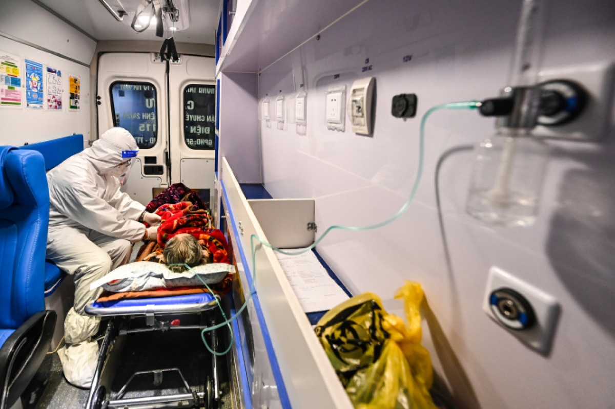 Cấp cứu 115 Hà Nội đón bệnh nhân Covid-19 đưa đến bệnh viện.