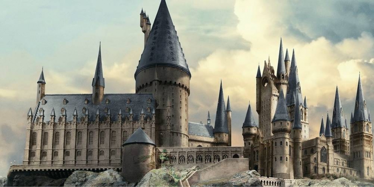 Nổi tiếng nhất trong Thế giới Phú thủy là Trường Phù thủy và Pháp sư Hogwarts.