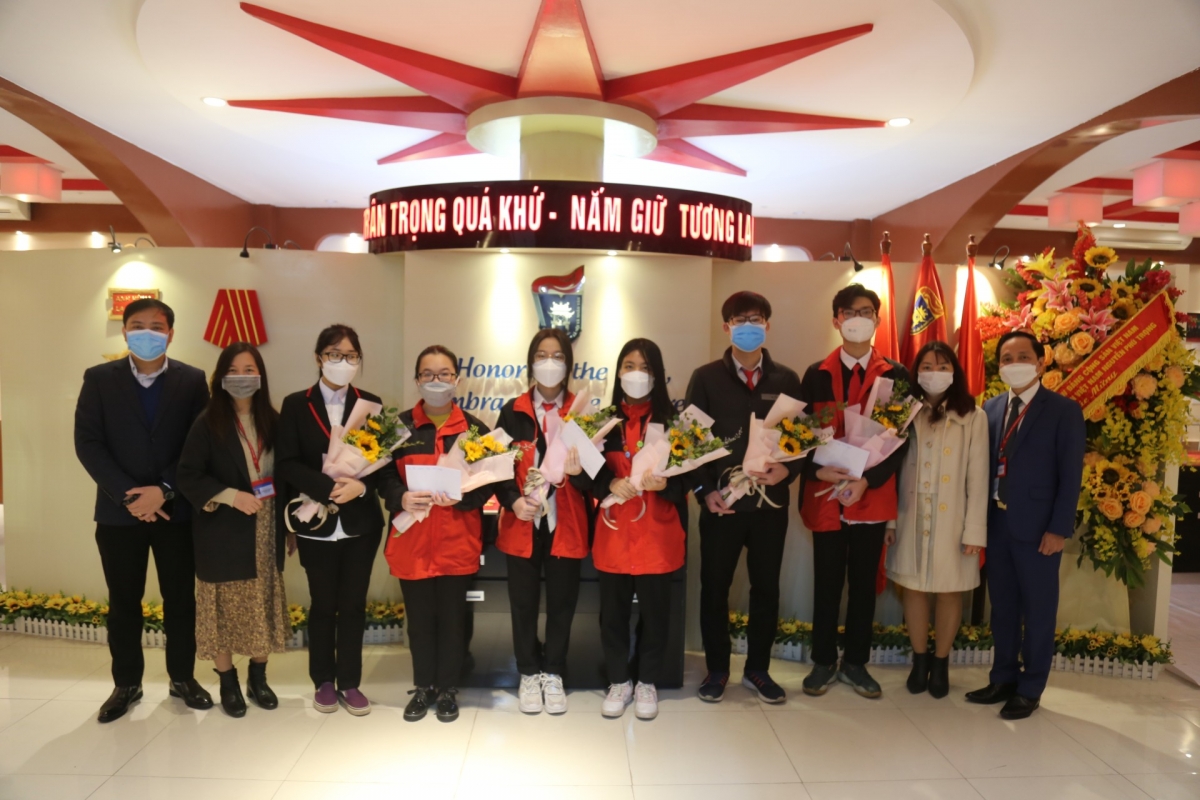 Ban Giám hiệu Trường ĐH KHXH&amp;NV và Trường THPT Chuyên KHXH&amp;NV tặng hoa các em học sinh tham dự kỳ thi HGS Quốc gia ( Ảnh trên trang Web nhà trường)