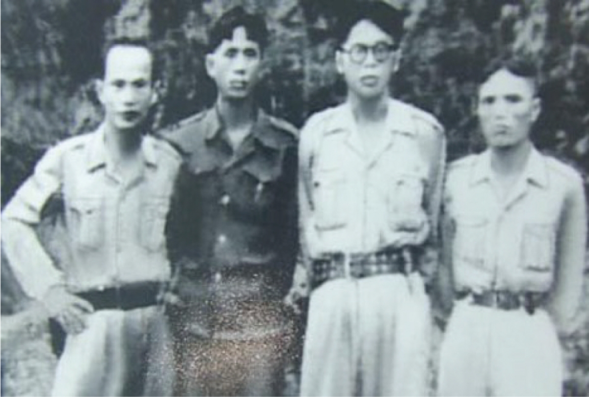 Trung tướng Nguyễn Bình (đeo kính) cùng các lãnh đạo tại chiến khu D.