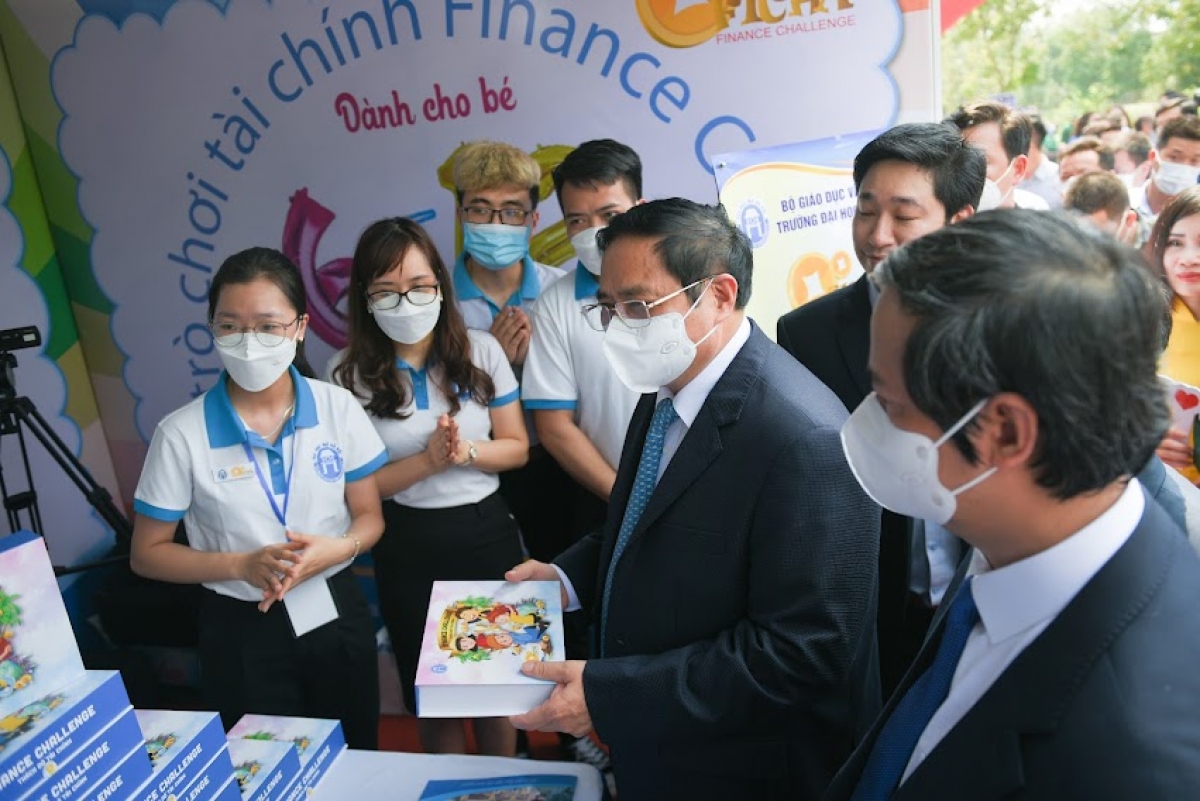Thủ tướng Phạm Minh Chính tham quan các gian trưng bày dự án khởi nghiệp
