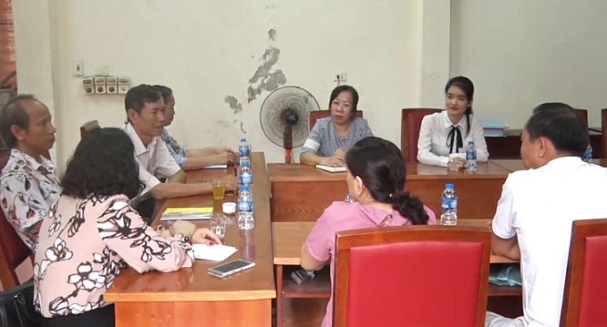 Ông Trần Văn Viên (người thứ 3, từ trái sang) trao đổi kinh nghiệm với thành viên
Đội công tác xã hội tình nguyện 
