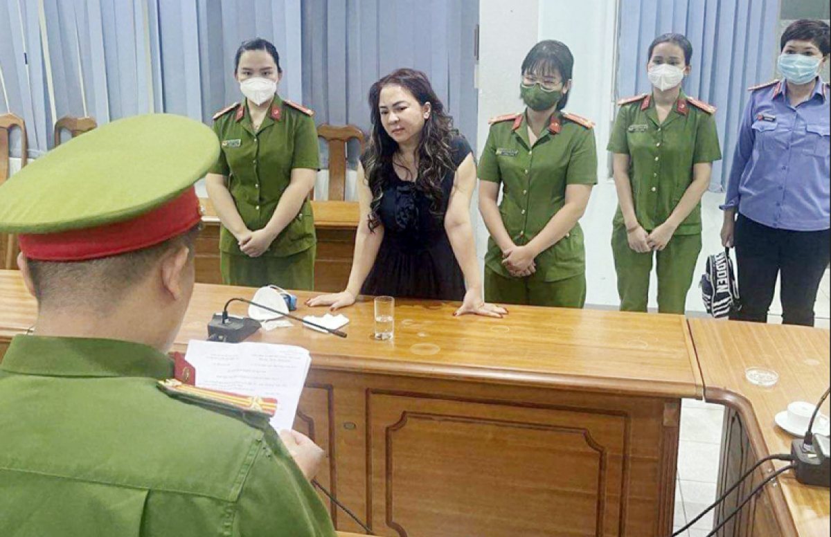 Công an tống đạt quyết định khởi tố Nguyễn Phương Hằng