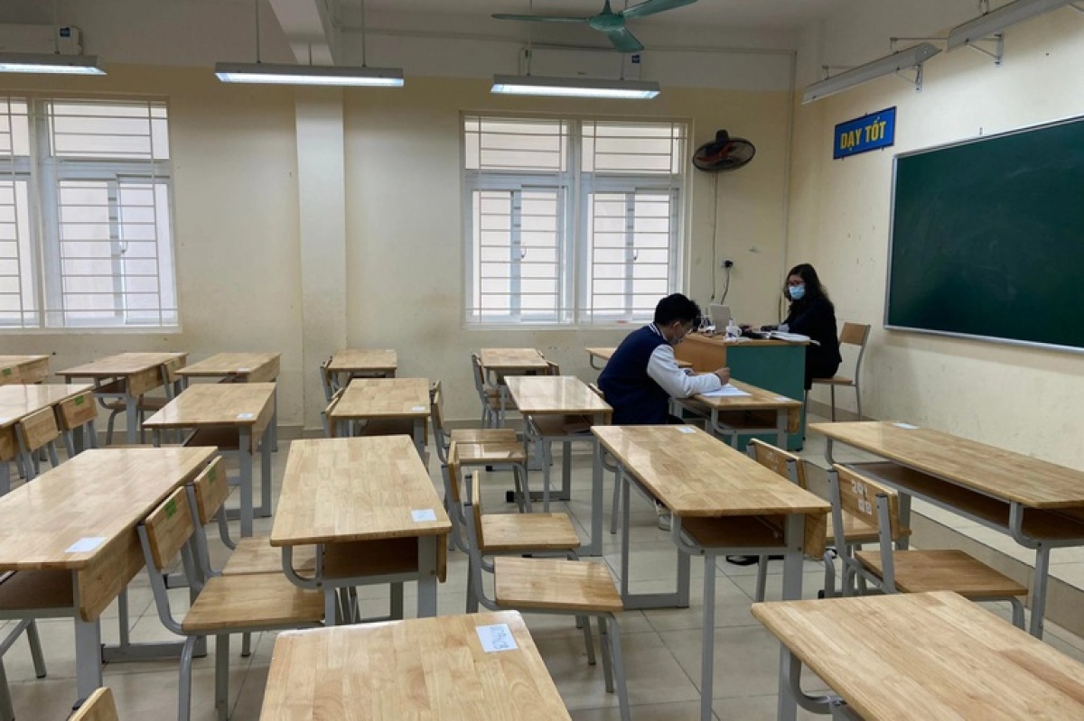 Việc mở cửa trường học trở lại của thành phố Hà Nội đang gặp nhiều thách thức do số ca mắc Covid-19 trong cộng đồng tăng nhanh chóng trong những ngày qua. (Ảnh: Dantri)
