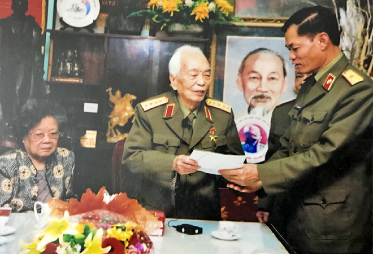 Thiếu tướng Hoàng Kiền tới thăm Đại tướng Võ Nguyên Giáp nhân dịp 60 năm thành lập Binh chủng Công binh (Ảnh: Tư liệu)