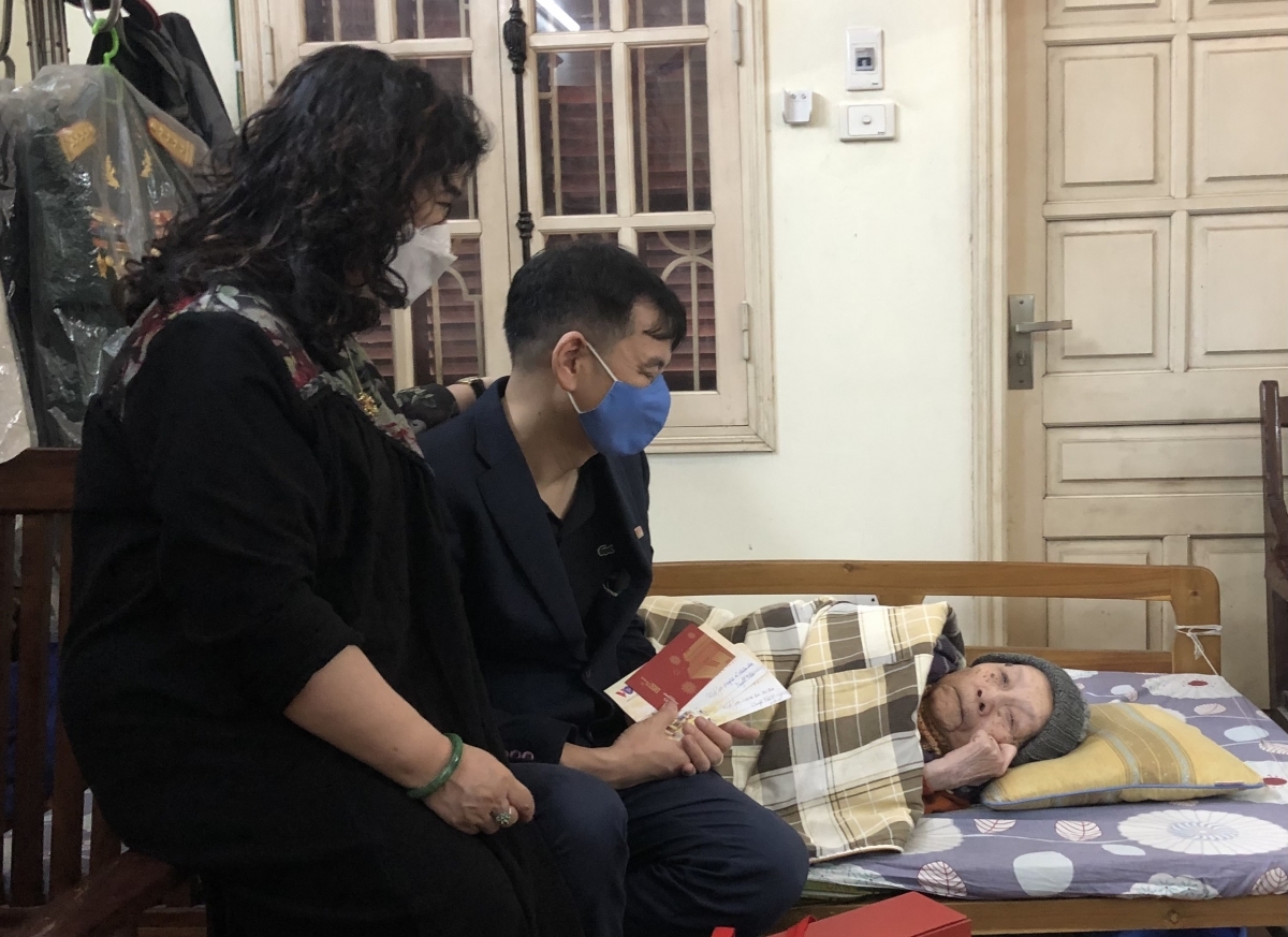 Nhà báo Đồng Mạnh Hùng cùng đồng nghiệp đến thăm NSND Tuyết Mai