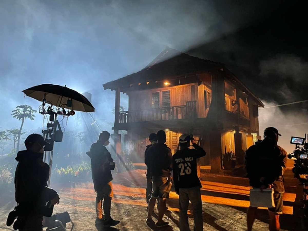 Sau Thừa Thiên Huế và Phú Yên, đạo diễn Victor Vũ đang thực hiện bộ phim truyền hình Trại Hoa Đỏ lấy bối cảnh ở Đà Lạt.