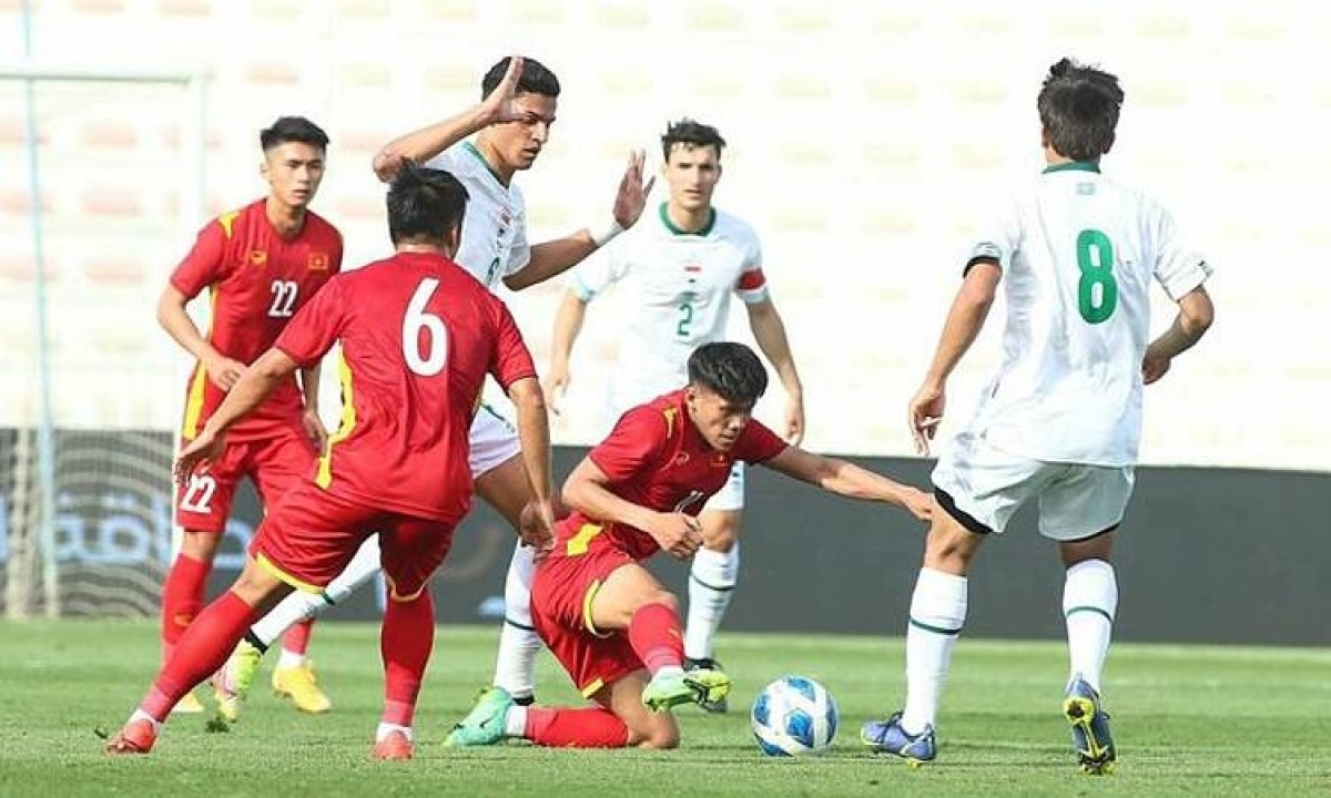 U23 Việt Nam (áo đỏ) để thua U23 Uzbekistan trong lượt trận cuối Dubai Cup 2022