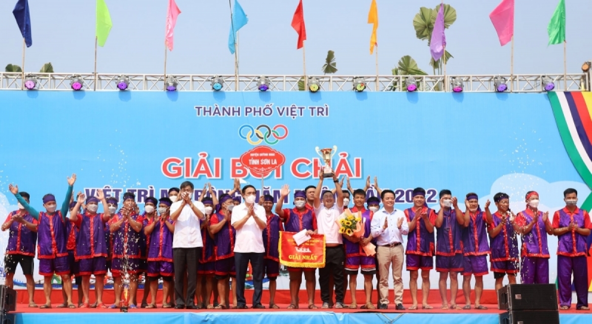 Ban tổ chức trao giải nhất cho đội đến từ huyện Quỳnh Nhai, tỉnh Sơn La

Giải bơi chải thành phố Việt Trì mở rộng năm 2022 được tổ chức nhằm gìn giữ và tôn vinh giá trị văn hóa đặc sắc của nghệ thuật bơi chải, qua đó nhằm đánh giá trình độ của các tay chèo, đồng thời tiếp tục khẳng định sự lớn mạnh của phong trào thể dục thể thao thành phố Việt Trì. Đây cũng là hoạt động thường niên đầy ý nghĩa được tổ chức vào dịp Lễ Giỗ Tổ Hùng Vương hàng năm.