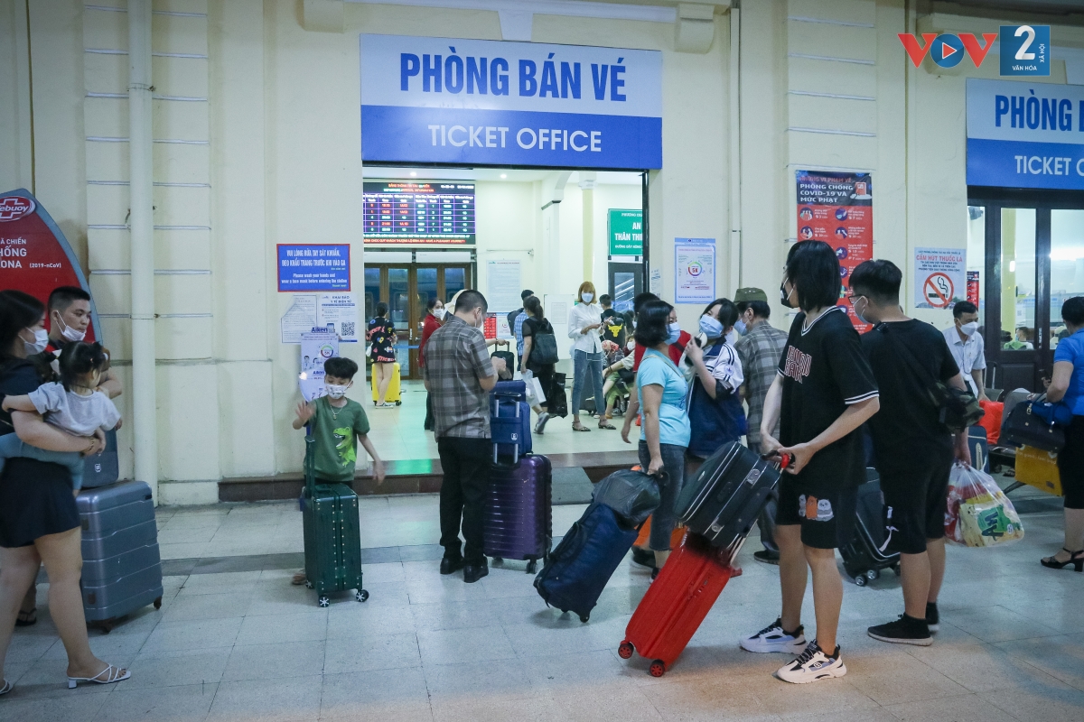 Theo ghi nhận, tại ga Hà Nội, lúc 19h, nhiều người dân đã nhanh chân di chuyển để lên tàu.
