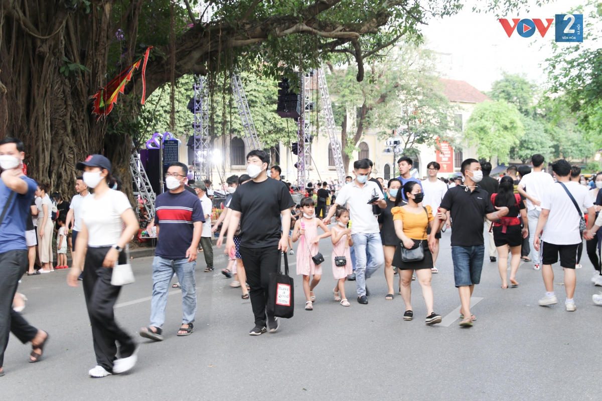 Ghi nhận của PV VOV2, lúc 17h30, nhiều người dân đi dạo, vui chơi quanh phố đi bộ Hồ Gươm.