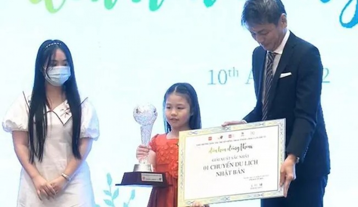 Nguyễn Thanh Ngân nhận giải xuất sắc "Đóa hoa đồng thoại"