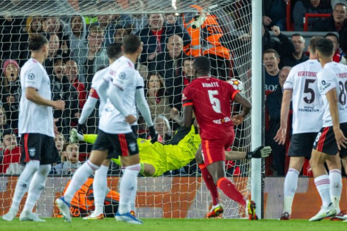  Ibrahima Konate khơi mào cho cuộc rượt đuổi tỷ số kịch tính giữa Liverpool và Benfica (Ảnh: Internet)